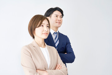 ビジネスウーマンとビジネスマン　腕組み　白背景