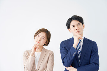 ビジネスウーマンとビジネスマン　考える　白背景