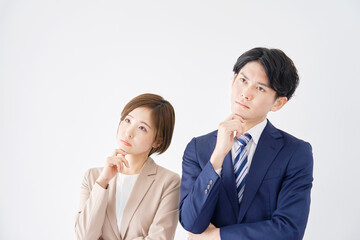 ビジネスウーマンとビジネスマン　考える　白背景