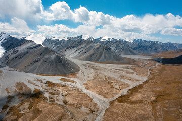 Montagnes et haute vallée dans les Tien Shan en Asie centrale - obrazy, fototapety, plakaty