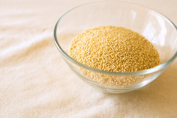 ガラスの器に入ったアマランサス　健康食　スーパーフード