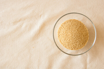 ガラスの器に入ったアマランサス　健康食　スーパーフード