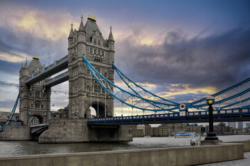 Fototapeta na wymiar Puente de la Torre de Londres bajo un magnífico cielo gris, azul y dorado.