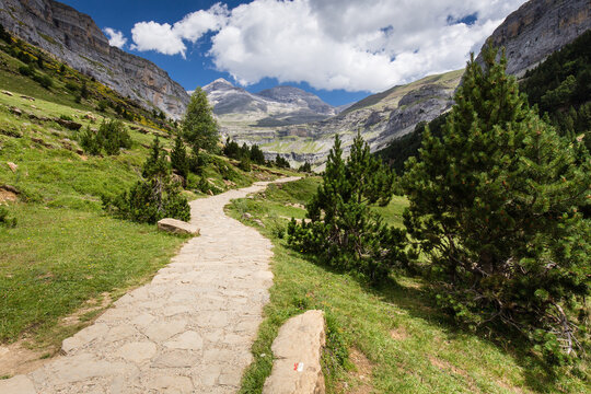Entr&eacute;e d'un cirque glaciaire sur un sentier pav&eacute; marqu&eacute; GR, dans les Pyr&eacute;n&eacute;es espagnoles. Cirque de Soaso, Parc National d'Ordesa et du Mont-Perdu