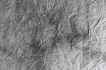 Fondo di tessuto chiaro, macchiato e stropicciato, spazio per testo