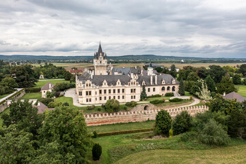 Fototapeta na wymiar Schloss Grafenegg liegt in Niederösterreich beim Ort Haitzendorf und rund 14 km östlich von Krems. Es gehört mit Burg Kreuzenstein und Schloss Anif bei Salzburg zu den bedeutendsten Schlossbauten des 