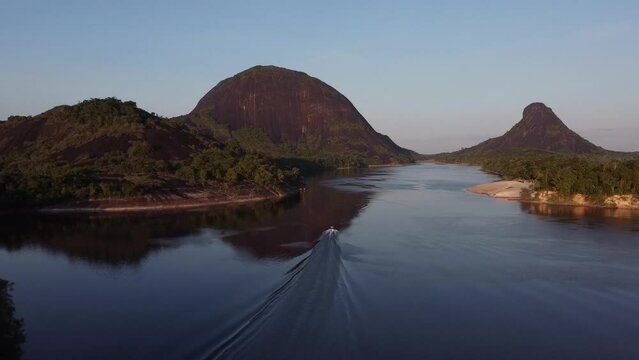 LANCHA NAVEGANDO EL RIO INIRIDA