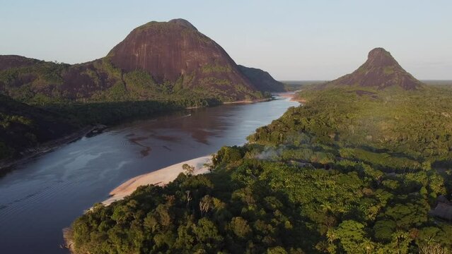 ATARDECER EN LA SELVA MAVICURE