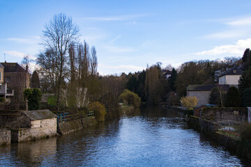 Obraz premium Rivière La Varenne au cœur du village d’Ambrières-les-Vallées (Pays-de-la-Loire, France)