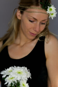 l&auml;chelnde sch&ouml;ne Frau mit Blumen im Haar