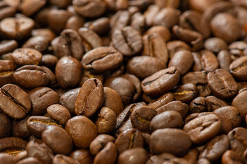 Obraz premium Aromatic roasted coffee beans close-up. Soft selective focus.