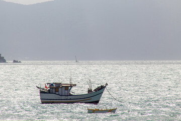 barco pesqueiro  na praia da Cachoeira do Bom Jesus
Florianópolis Santa Catarina Brasil