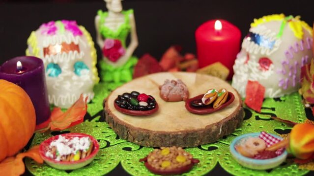 D&iacute;a de muertos. Tradici&oacute;n Mexicana. Cultura y religi&oacute;n. Velas, calaveritas de az&uacute;car, papel picado, comida miniatura y otras decoraciones. Mini altar. 