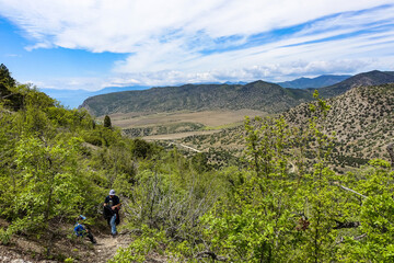 Obraz premium A man with a child on the background of landscapes of the Black Sea and the Crimean mountains on the Golitsyn trail. Crimea.