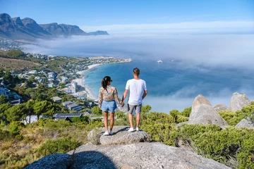 Papier Peint photo autocollant Montagne de la Table Vue depuis le point de vue The Rock à Cape Town sur Campsbay, vue sur Camps Bay avec brouillard sur l& 39 océan. Le brouillard provenant de l& 39 océan à Camps Bay Cape Town