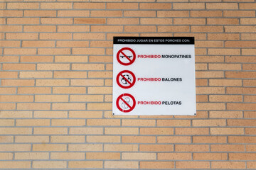 Fototapeta na wymiar Prohibited to play on the porches with skateboards, ballons, balls.