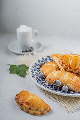 Kruche ciastka z nadzieniem jagodowym, kawa espresso z pianką