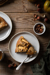 parts de gâteau moelleux fait maison aux pommes et noisettes