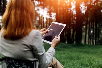 Obraz premium Digital marketing media in virtual screen.businesswoman hand working with mobile phone and modern compute with VR icon diagram at office in morning light