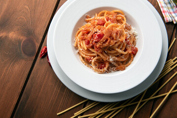 Deliziosi bucatini tradizionali all'amatriciana, una ricetta romana di pasta con guanciale e salsa di pomodoro, cucina italiana 
