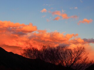 オレンジ色の山あいの朝焼け