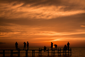 Atardecer en el muelle de una playa