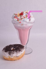 bebida de fresa con dona glaseada