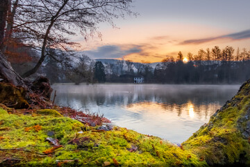 Fototapeta premium Amorbacher Seegarten zum Sonnenaufgang