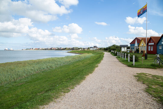 Spazieren auf dem Deich bei Wittd&uuml;n. Sommer auf der Insel Amrum