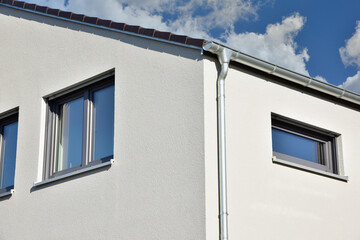 Fassade einer neu gebauten modernen Mehrfamilien-Wohnanlage