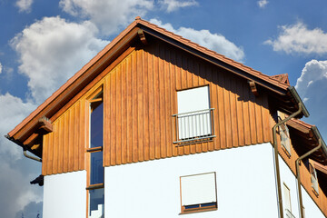 Fassade einer neu gebauten modernen Mehrfamilien-Wohnanlage