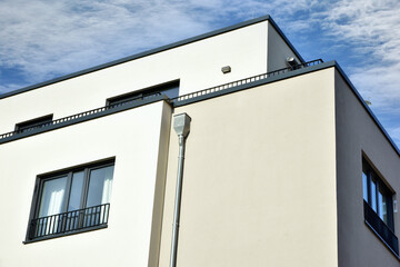 Fassade einer neu gebauten modernen Mehrfamilien-Wohnanlage