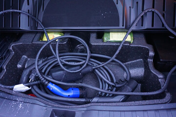 Staufach in einem Kofferraum von einem E-Auto für das Ladekabel