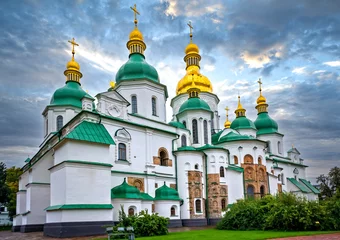 Muurstickers Prachtige Sint-Sofiakathedraal in Kiev na een korte regenbui in september © Jo
