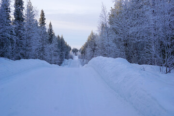Fototapeta premium verschneite Straße im Winter in Finnland