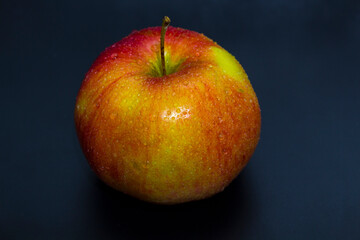 	Ripe apples on the table