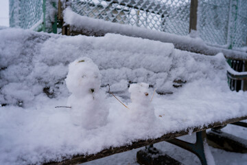 ベンチの上の雪だるま