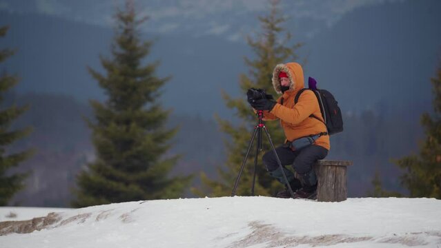 Winter tourism photographer. take pictures in the winter forest.