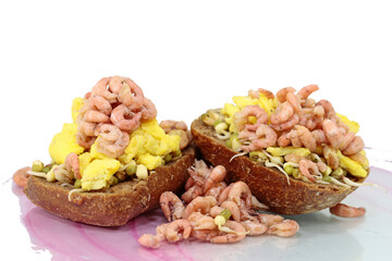 walnut bread roll with Busum shrimps