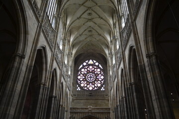 Wnętrze Katedry Św. Wita na Hradczanach z gotycką rozetą nad ołtarzem, Praga - obrazy, fototapety, plakaty