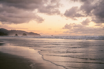 Fototapeta premium Cannon Beach at sunset with dramatic sky