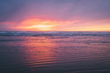 Fototapeta na wymiar Colorful sunset on the Oregon coast