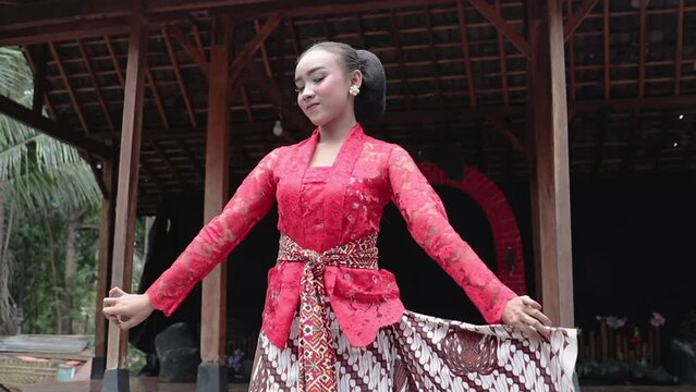 Javanese dancer showing her dancing pose