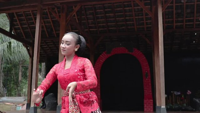 Javanese dancer showing her dancing pose