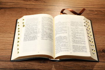 Obraz premium Open Bible on wooden table. Religious literature