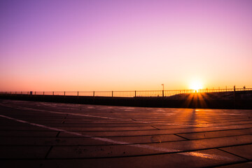 ウッドデッキから眺める朝日の光