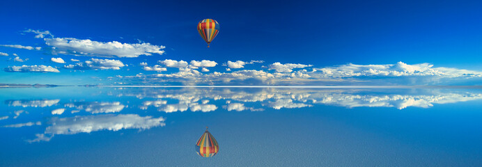 ミラーレイク・ウユニ塩湖上空を飛行するバルーン