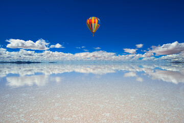 ミラーレイク・ウユニ塩湖上空を飛行するバルーン