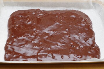 チョコレート菓子を作っている