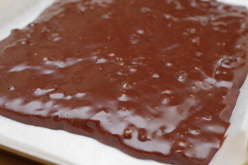 チョコレート菓子を作っている